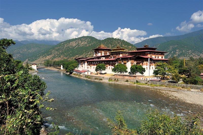 Le Bhoutan en circuit accompagné avec exploration de ses villages et de ses richesses naturelles et culturelles. 