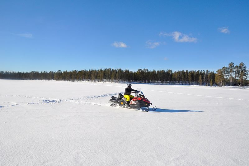 Motoneige dans le parc national de Hossa - Laponie - Finlande